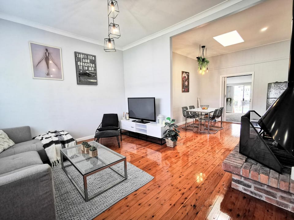 Rare Find! 5-Bedroom Home with Pool and Pool Table House in Muswellbrook