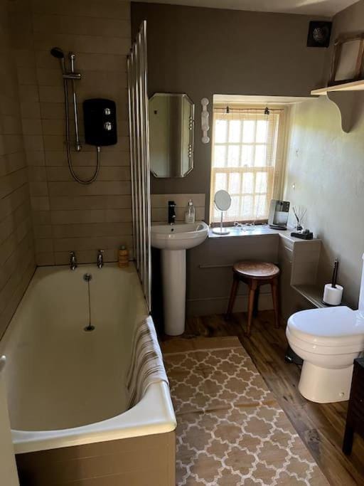 TY CAPEL ABERSOCH beaches, comfy beds, super Wi-Fi, TV, wood fires, garden, bbq House in Wales