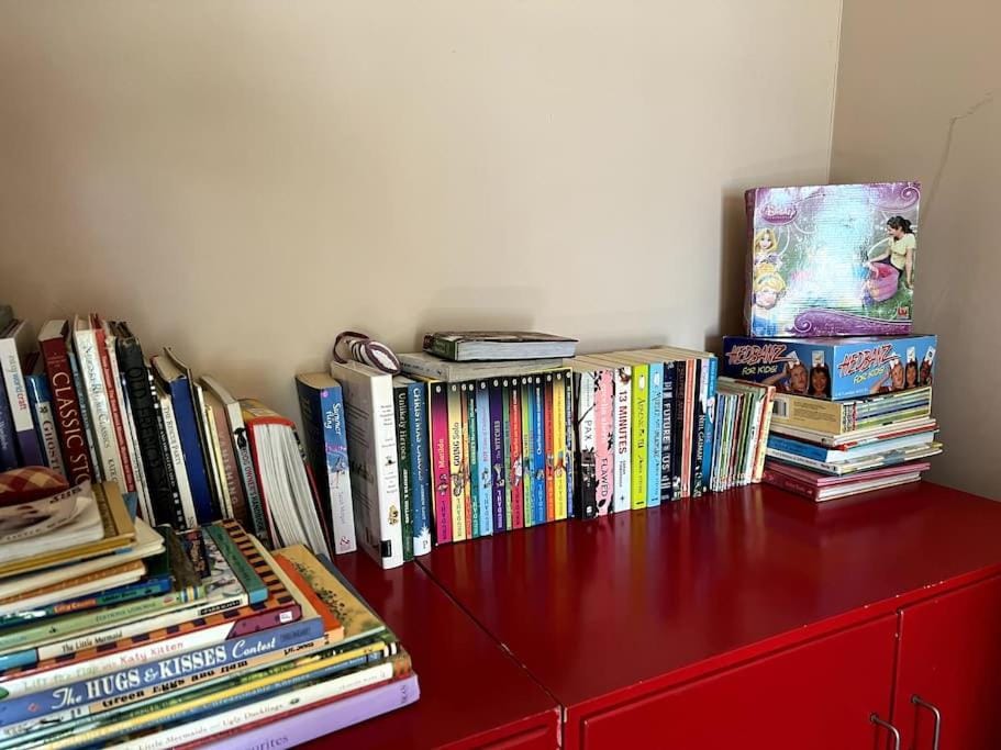 TY CAPEL ABERSOCH beaches, comfy beds, super Wi-Fi, TV, wood fires, garden, bbq House in Wales