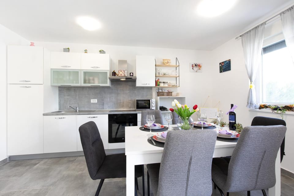 Kitchen or kitchenette, Dining area