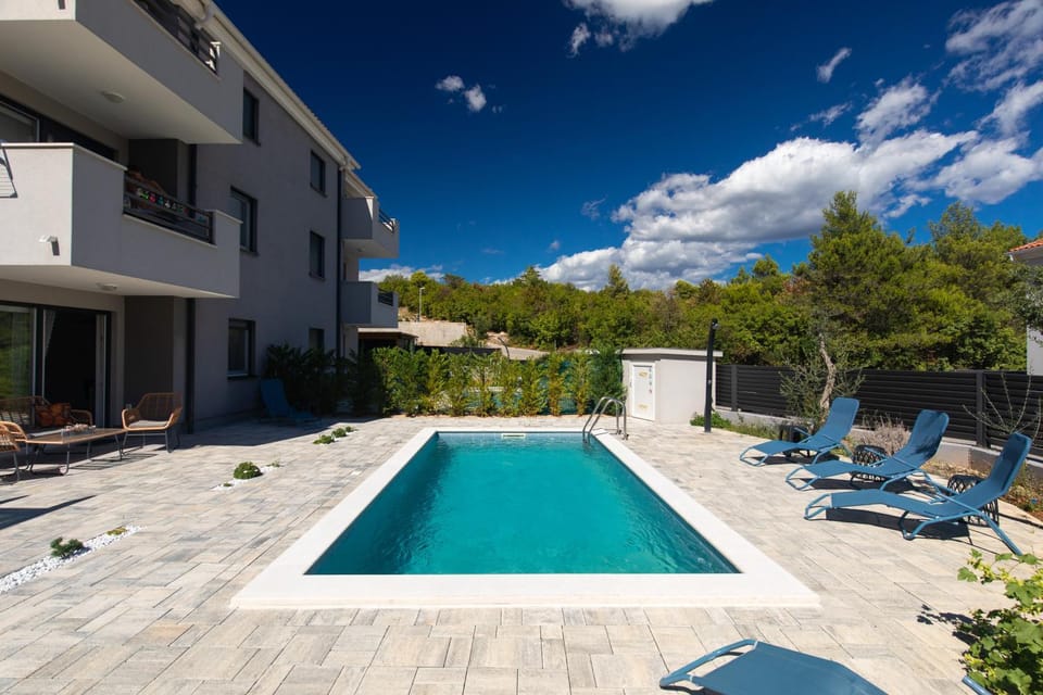Property building, Swimming pool, sunbed