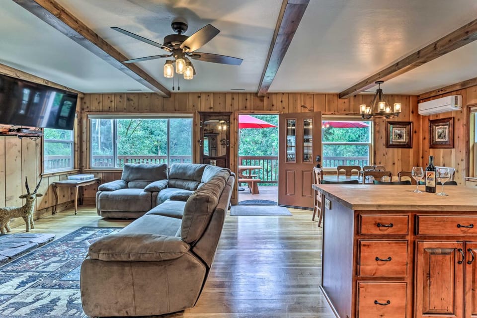 Rustic Oakhurst Retreat < 4 Mi to Bass Lake! House in Sierra Nevada