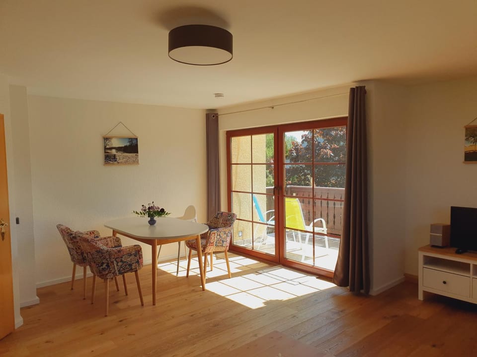 TV and multimedia, Living room, Seating area, Dining area