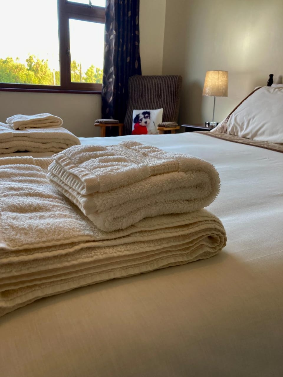 Bed, Bedroom, towels