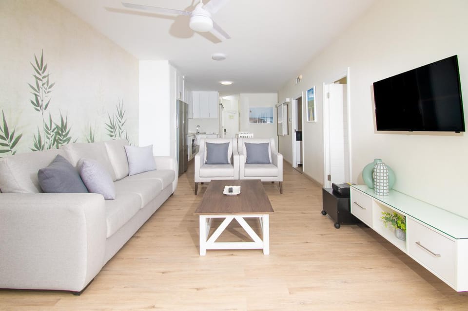 Communal lounge/ TV room, TV and multimedia, Living room, Photo of the whole room, Seating area, fireplace
