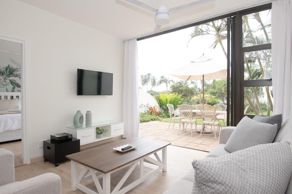 Patio, Communal lounge/ TV room, Day, Garden, TV and multimedia, View (from property/room), Balcony/Terrace, Living room, Seating area, Garden view