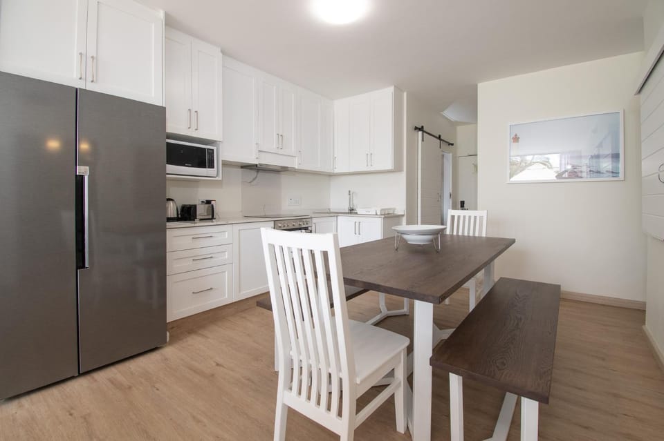 Kitchen or kitchenette, Dining area, minibar, pet friendly, stove