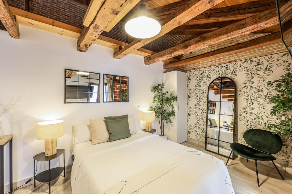 Bed, Living room, Photo of the whole room, Seating area, Bedroom
