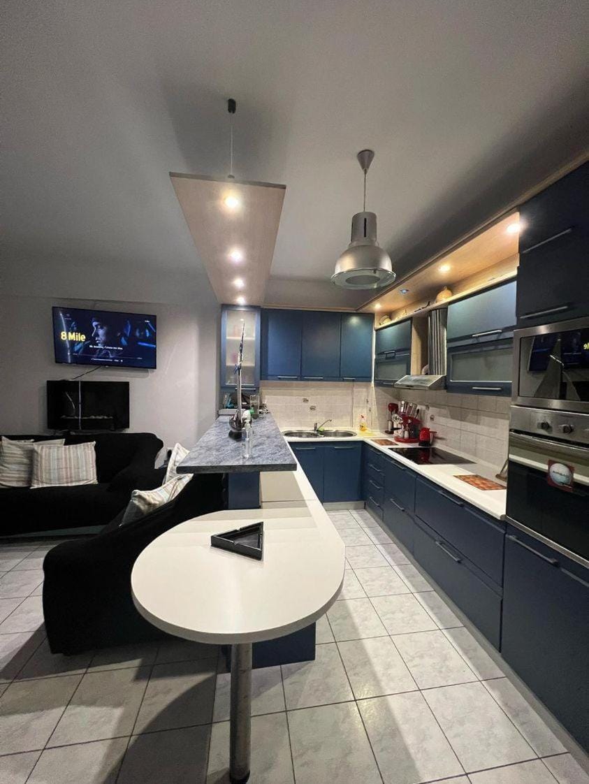 TV and multimedia, Kitchen or kitchenette, Seating area, stove