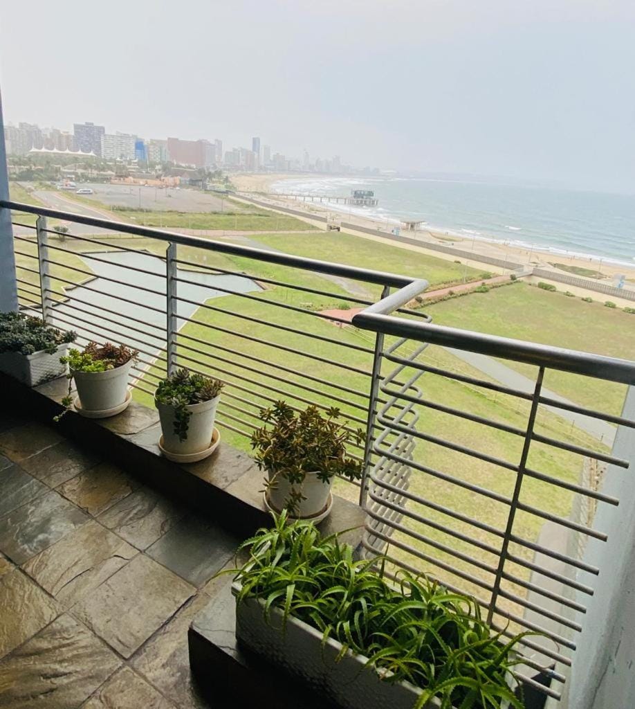 The Waves, 806 Quayside Point Waterfront Apartment in Durban