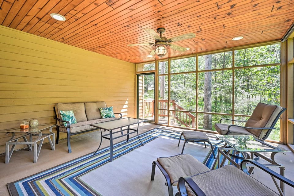 Nekoosa Golf Course Retreat w/ Hot Tub! House in Wisconsin