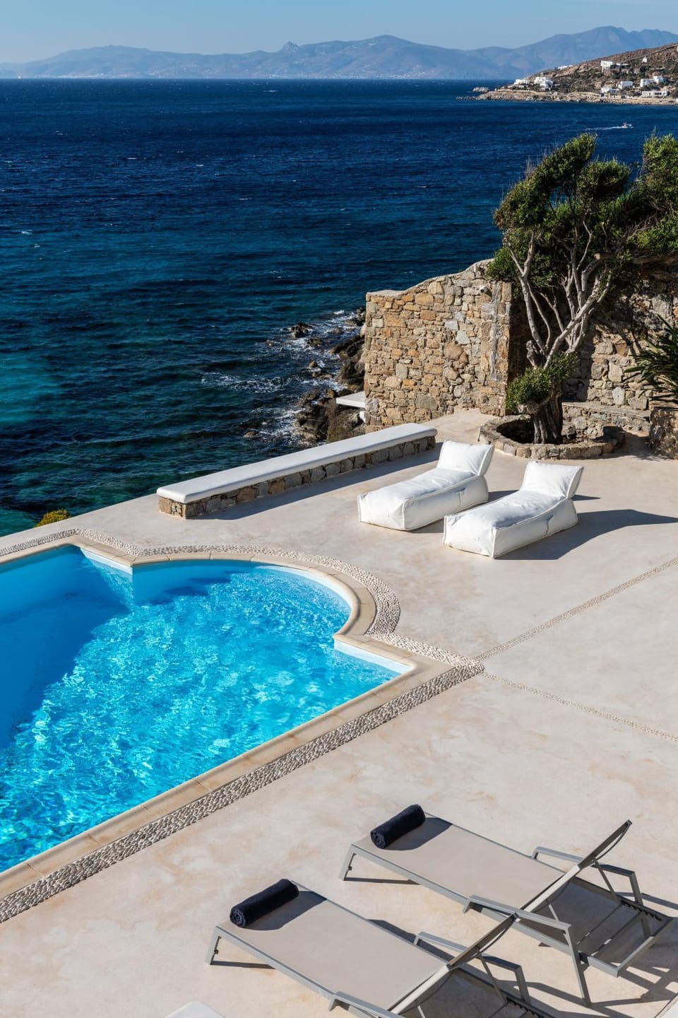Property building, Patio, Day, Pool view, Sea view, Swimming pool, sunbed