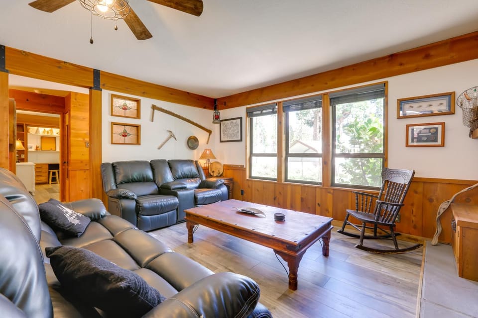 1 Mi to Lake: Hot Tub Haven in Pollock Pines! House in Sierra Nevada
