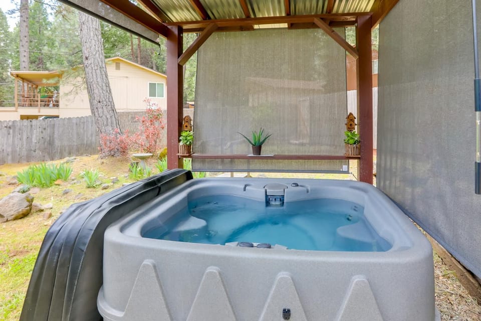 1 Mi to Lake: Hot Tub Haven in Pollock Pines! House in Sierra Nevada