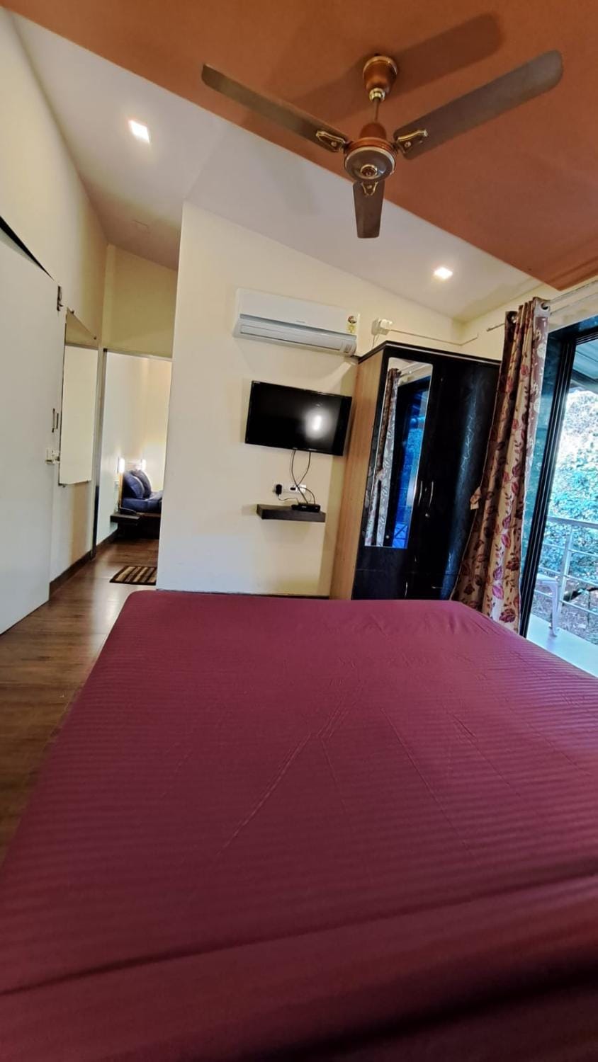 Restaurant/places to eat, Bed, Photo of the whole room, Bedroom, fireplace