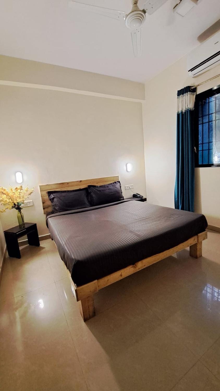 Bed, Photo of the whole room, Bedroom, fireplace