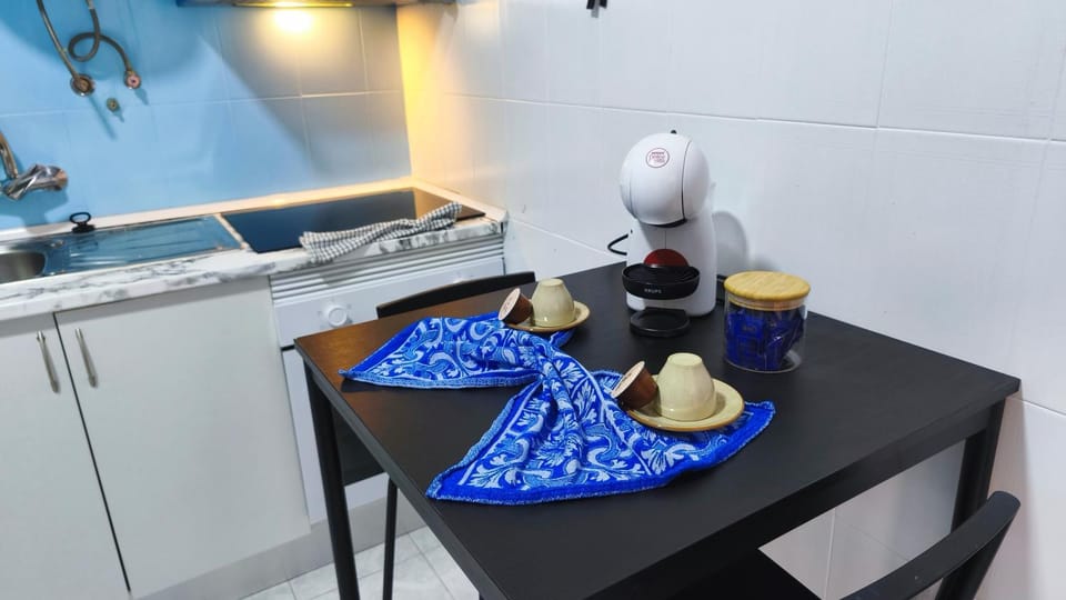 Coffee/tea facilities, Kitchen or kitchenette, Dining area, stove