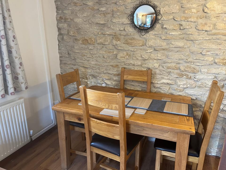 Tupenny Cottage, Old Mill Farm, Cotswold Water Park House in Cotswold District