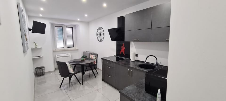 Kitchen or kitchenette, Dining area, stove
