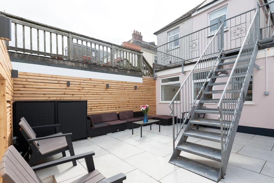 MORLANOW-Private entrance, courtyard, sea views Bed and Breakfast in Newquay