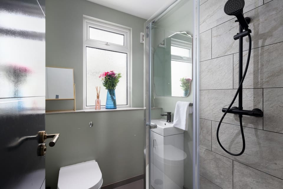 MORLANOW-Private entrance, courtyard, sea views Bed and Breakfast in Newquay