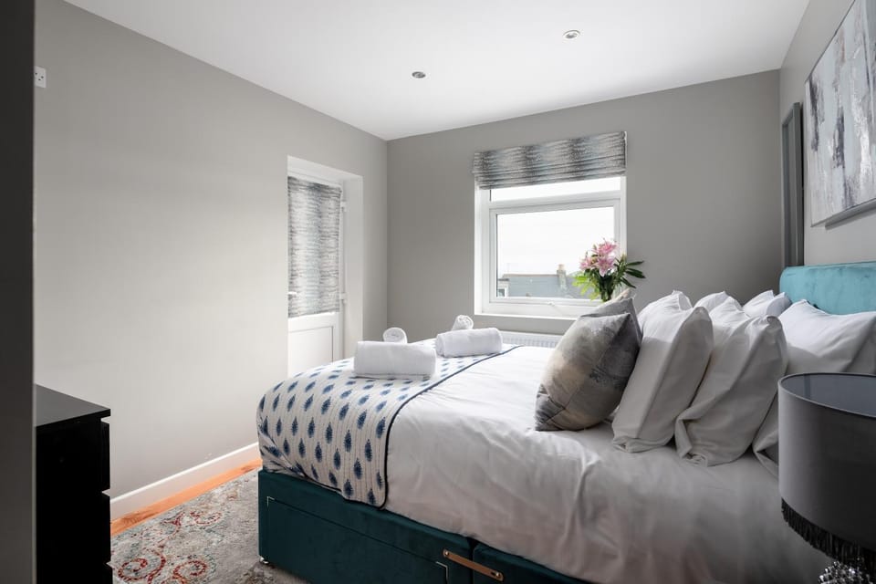 MORLANOW-Private entrance, courtyard, sea views Bed and Breakfast in Newquay