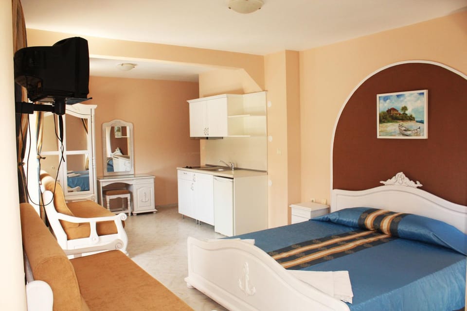 Kitchen or kitchenette, Dining area, Bedroom
