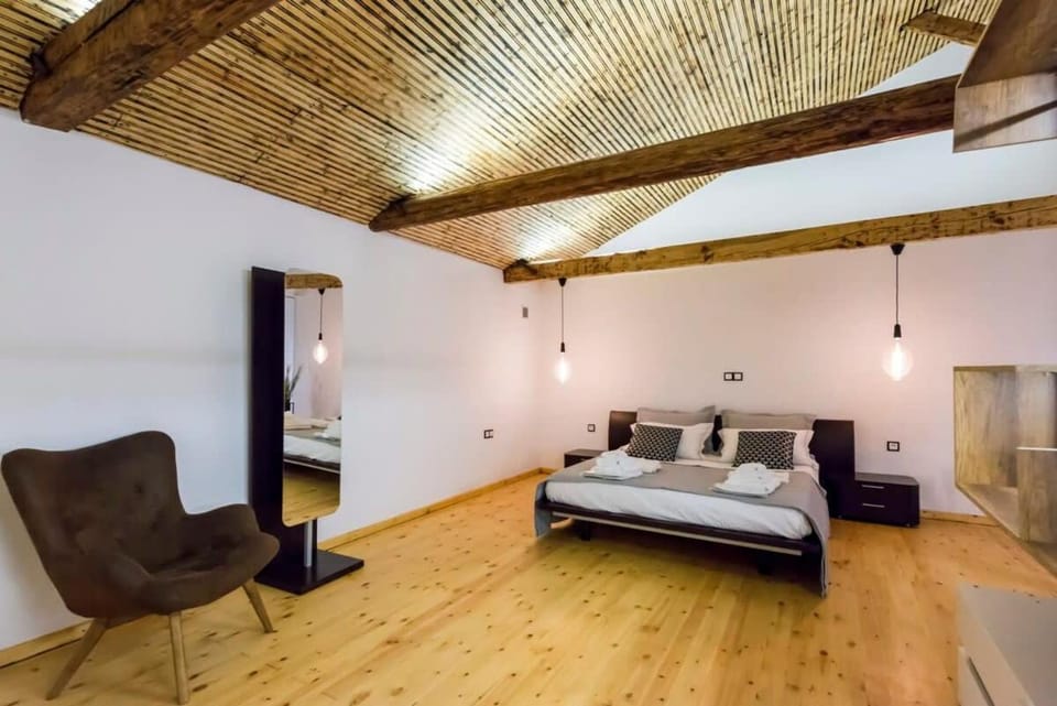 Bed, Seating area, Bedroom