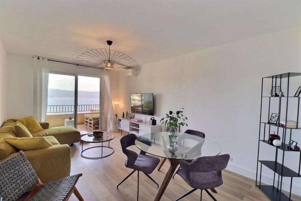 TV and multimedia, Living room, Seating area, Dining area, fireplace