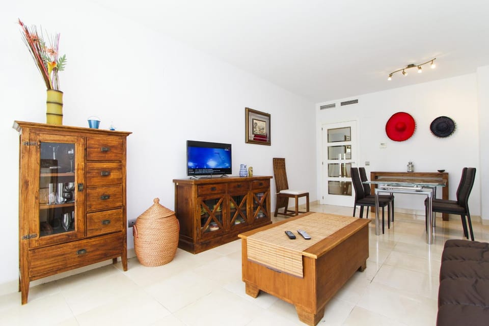TV and multimedia, Living room, Lounge or bar, Seating area, Dining area