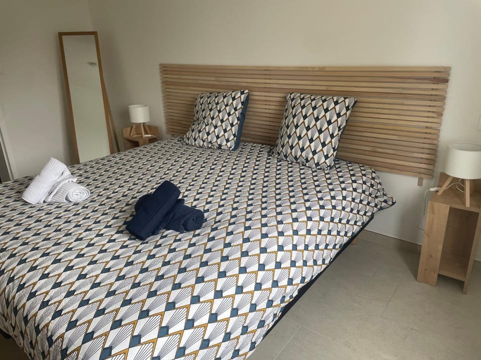 Bed, Photo of the whole room, Bedroom, towels