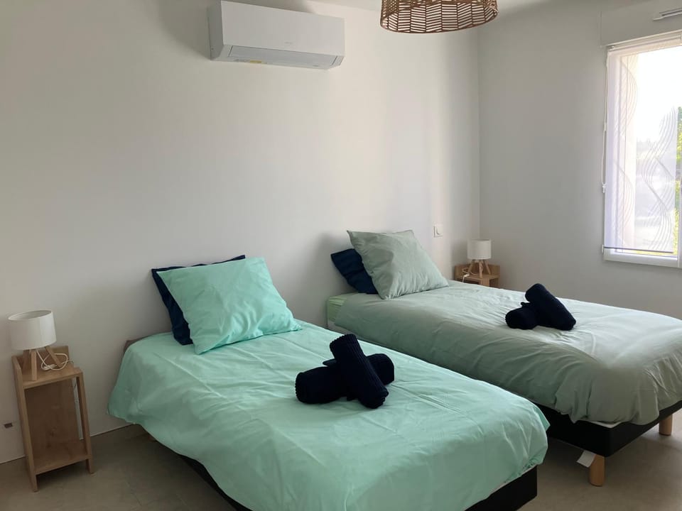 Bed, Photo of the whole room, Bedroom, air conditioner