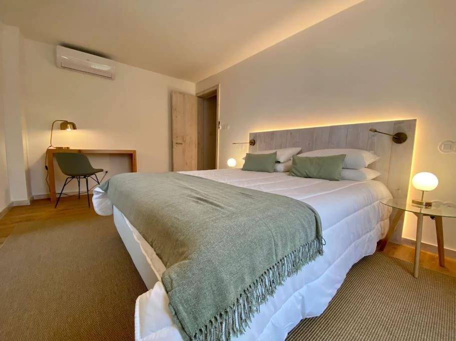 Bed, Photo of the whole room, Bedroom, air conditioner