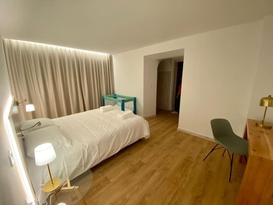 Bed, Photo of the whole room, Seating area, Bedroom