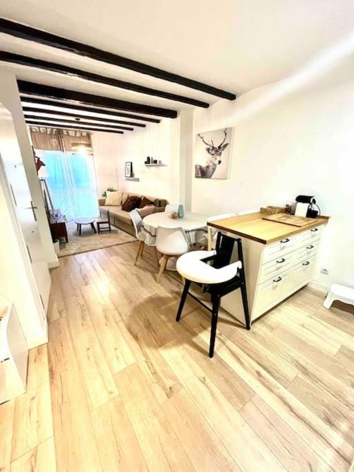 Kitchen or kitchenette, Living room