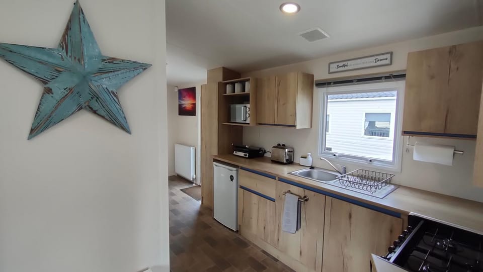 Kitchen or kitchenette, minibar, oven, toaster, kitchen