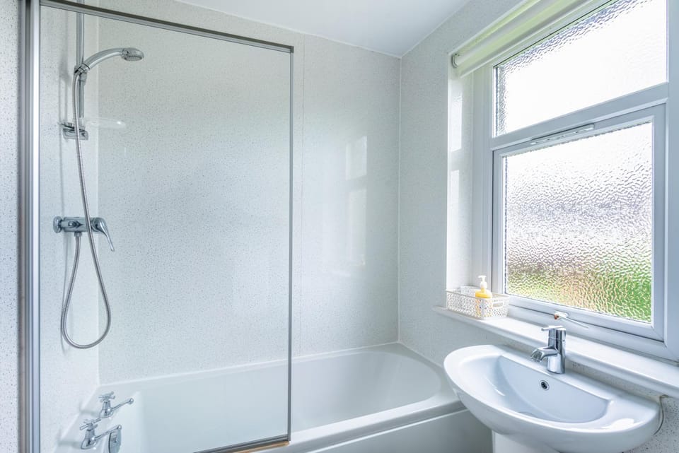 Shower, Toilet, Bathroom, Bath, towels