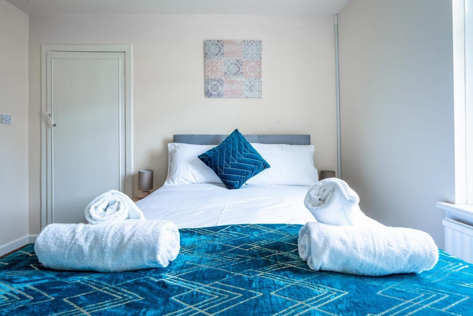 Bed, Photo of the whole room, Bedroom, towels