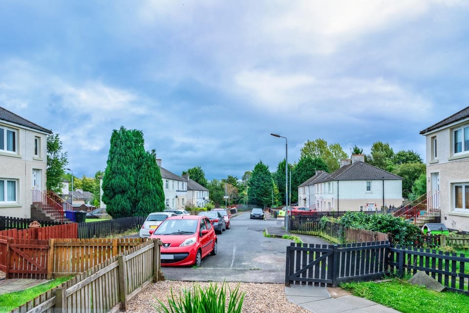 Property building, Neighbourhood, Garden, Garden view, Street view, Parking
