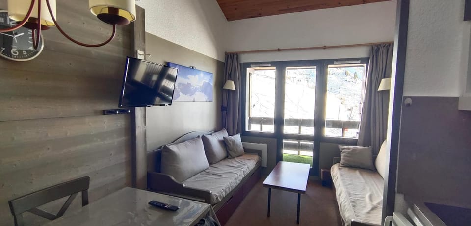 View (from property/room), Living room, Mountain view, Mountain view