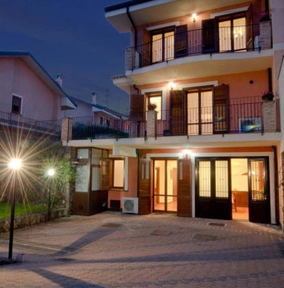 Property building, Patio, Facade/entrance, Balcony/Terrace, Area and facilities