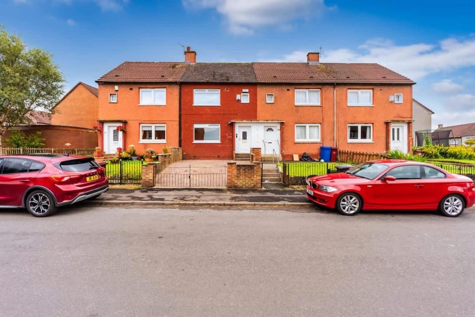 Scotia House -3 bed house in Larkhall with private driveway House in Scotland