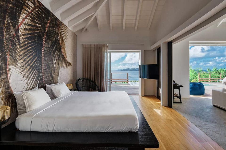 Bed, Natural landscape, Photo of the whole room, Bedroom