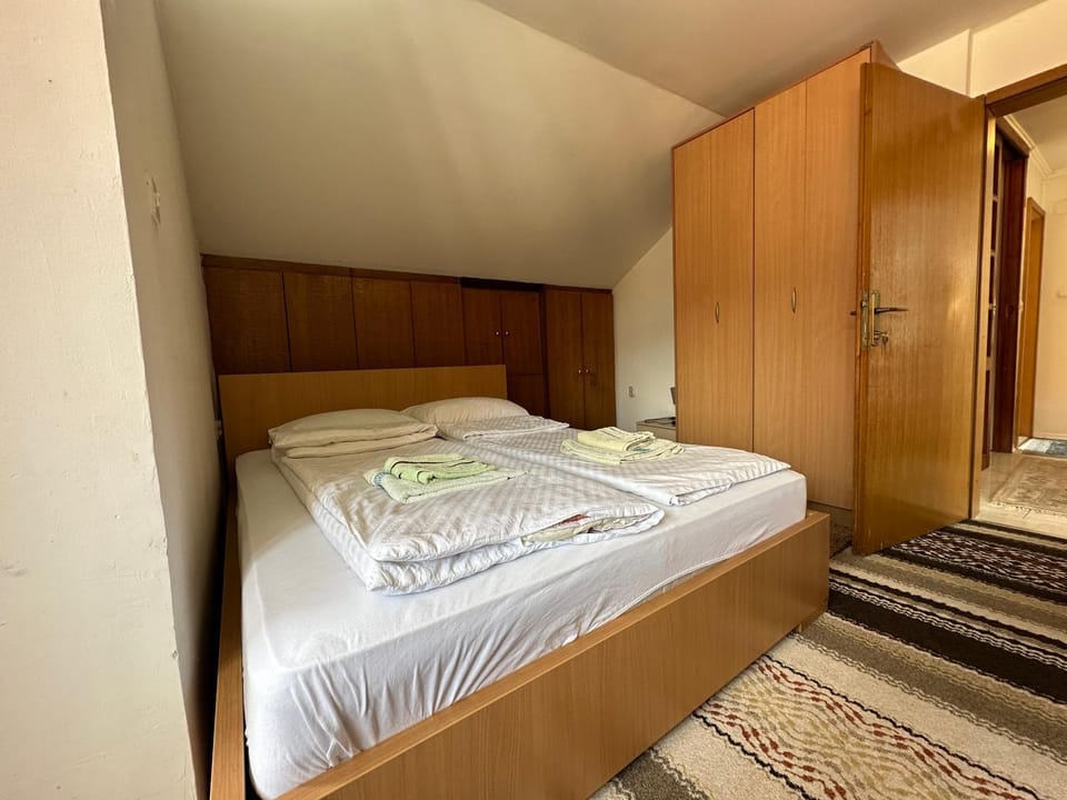 Bed, Photo of the whole room, Bedroom, towels
