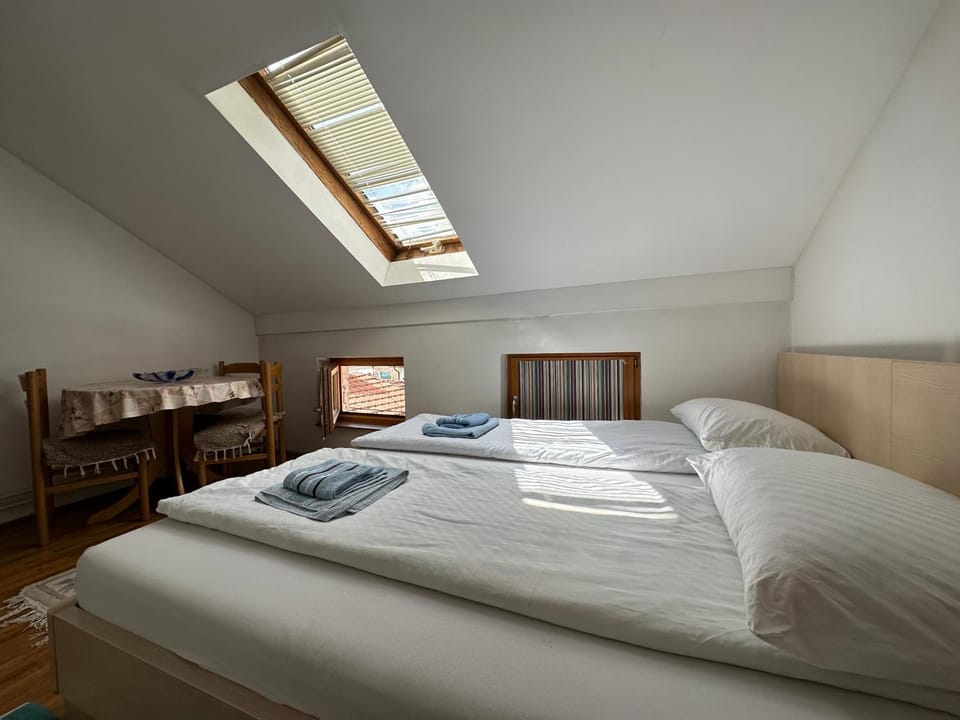 Bed, Bedroom, towels