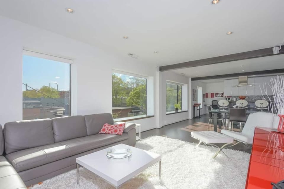 Large eclectic 1 BR above restaurant 15min to PDX Apartment in Willamette Valley