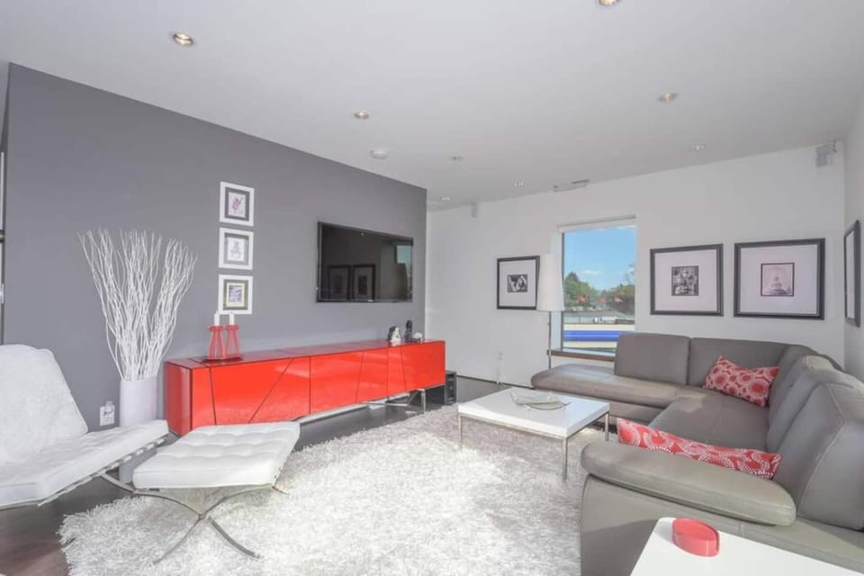 Large eclectic 1 BR above restaurant 15min to PDX Apartment in Willamette Valley