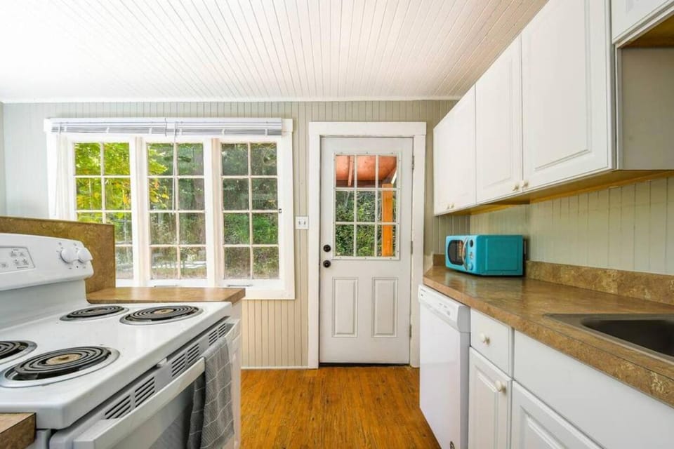 Cozy cottage among trees - close to PDX House in Vancouver