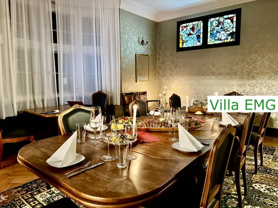 Decorative detail, Seating area, Dining area, Dinner