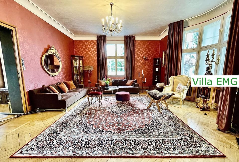 Living room, Decorative detail, Seating area, Meeting/conference room